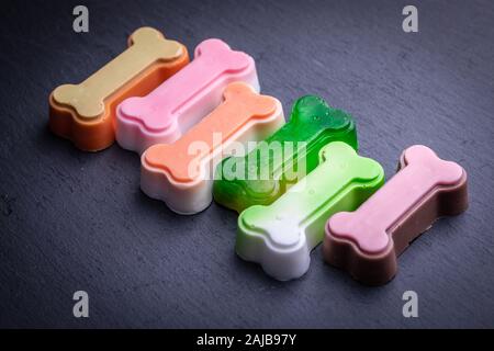 Carino ossa di colore scuro su sfondo scuro Foto Stock