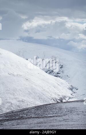 Le colline e le valli di College Valley, Cheviot e Schil nel Northumberland National Park in inverno con neve sulle colline Foto Stock