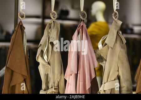 Milano, Italia - 22 Febbraio 2019: vestiti e accessori in un negozio a Milano. Foto Stock