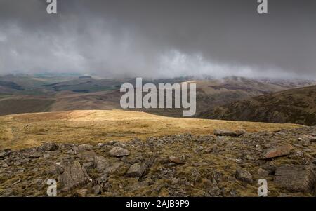 Auchope Cairn e riparo dal vento, punto di vista sulla salita Cheviot collina nel cuore del Northumberland, e resti di un aereo schiantato. Foto Stock