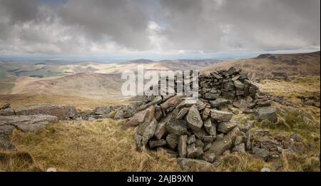 Auchope Cairn e riparo dal vento, punto di vista sulla salita Cheviot collina nel cuore del Northumberland, e resti di un aereo schiantato. Foto Stock