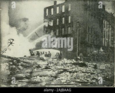 Dental Inserzionista . egion, a partire i vigili del fuoco, ora sciamare aboutinformazioni edificio, indietro verso la strada. Essa ha dimostrato di essere una batteria ofsix vulcanizzatori nel test in camera a gas che è stato lasciato bruciare underthem in fretta degli operai di lasciare l'edificio. A 2.1S p. M. l'equilibrio della Corte street parete del Burtbuilding cadde con un tremendo crash e la folla battere in ritirata inquanto i detriti si era sparsa per cantieri intorno a. A 3 oclock il tetto e i pavimenti del blocco dentale cadde in, eil edificio fu una rovina. Il fuoco non ha tuttavia spreadfurther. I vigili del fuoco ha mantenuto una consta Foto Stock