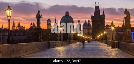 Architettura, Boemia, bridge, capitale, città capitale, cityscape, Repubblica ceca, Repubblica ceca, destinazione, crepuscolo, europa, sera, storia, landmark, terre Foto Stock