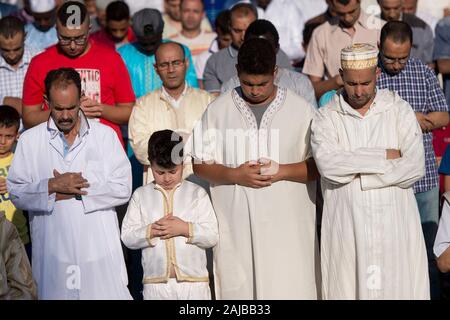 Torino, Italia - 21 August, 2018: i membri della comunità musulmana pregare in 'Parco Dora" come parte di Eid al-Adha celebrazioni. Eid al-Adha, chiamata anche "Festa del sacrificio", è il secondo di due festività Islamiche celebrato in tutto il mondo ogni anno. Credito: Nicolò Campo/Alamy Live News Foto Stock