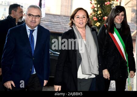 Torino, Italia - 09 dicembre, 2019: Torino prefetto Claudio Palomba (L), il ministro italiano dell'Interno Luciana Lamorgese (C) e il sindaco di Torino fo Chiara Appendino arriva ad un incontro a Torino per firmare l' accordo per la sicurezza integrata e lo sviluppo della città di Torino". Credito: Nicolò Campo/Alamy Live News Foto Stock