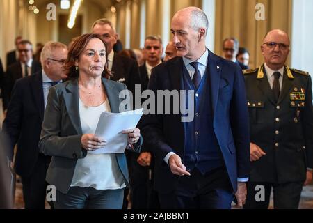 Torino, Italia - 09 dicembre, 2019: Luciana Lamorgese (L), il ministro italiano dell'Interno, parla con Franco Gabrielli, capo della Polizia di Stato Italiana stato, durante la sua visita a Torino per firmare l' accordo per la sicurezza integrata e lo sviluppo della città di Torino". Credito: Nicolò Campo/Alamy Live News Foto Stock