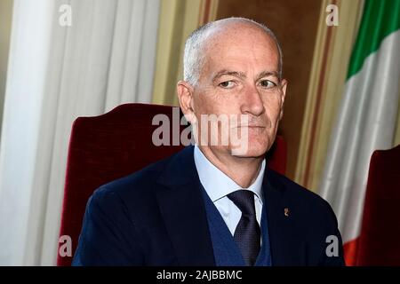 Torino, Italia - 09 dicembre, 2019: Franco Gabrielli, capo della Polizia di Stato italiana, guarda su durante la visita a Torino dal ministro degli interni di Luciana Lamorgese a firmare l' accordo per la sicurezza integrata e lo sviluppo della città di Torino". Credito: Nicolò Campo/Alamy Live News Foto Stock