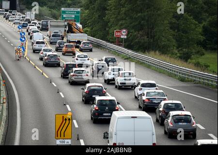 Torino, Italia - 05 August, 2019: automobili sono in coda sulla tangenziale di Torino a causa di una autostrada costruzione sito di lavoro. Media ha riferito che circa il 23,8 milioni di italiani andranno in vacanza in Agosto 2019, aumentando il traffico sulle autostrade soprattutto durante il fine settimana. Credito: Nicolò Campo/Alamy Live News Foto Stock