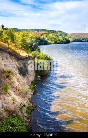 Bel paesaggio con ripide sand hill in giornata soleggiata con cielo nuvoloso, Kaniv serbatoio, Ucraina Foto Stock