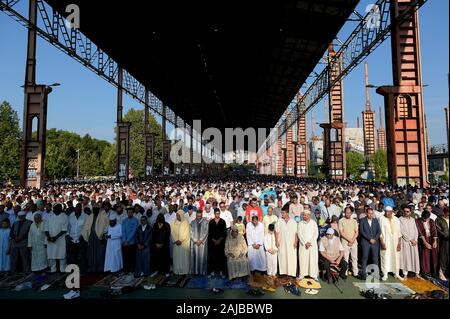 Torino, Italia - 21 August, 2018: i membri della comunità musulmana pregare in 'Parco Dora" come parte di Eid al-Adha celebrazioni. Eid al-Adha, chiamata anche "Festa del sacrificio", è il secondo di due festività Islamiche celebrato in tutto il mondo ogni anno. Credito: Nicolò Campo/Alamy Live News Foto Stock