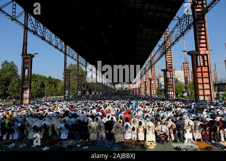 Torino, Italia - 21 August, 2018: i membri della comunità musulmana pregare in 'Parco Dora" come parte di Eid al-Adha celebrazioni. Eid al-Adha, chiamata anche "Festa del sacrificio", è il secondo di due festività Islamiche celebrato in tutto il mondo ogni anno. Credito: Nicolò Campo/Alamy Live News Foto Stock