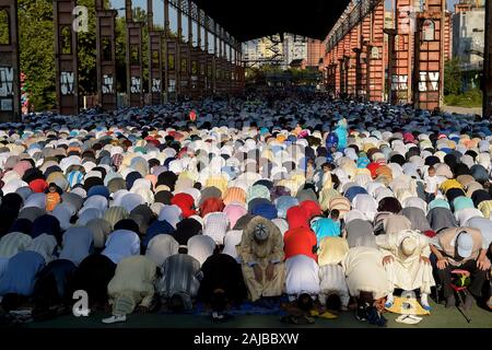 Torino, Italia - 21 August, 2018: i membri della comunità musulmana pregare in 'Parco Dora" come parte di Eid al-Adha celebrazioni. Eid al-Adha, chiamata anche "Festa del sacrificio", è il secondo di due festività Islamiche celebrato in tutto il mondo ogni anno. Credito: Nicolò Campo/Alamy Live News Foto Stock