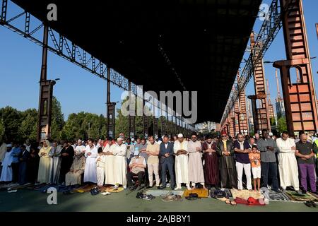 Torino, Italia - 21 August, 2018: i membri della comunità musulmana pregare in 'Parco Dora" come parte di Eid al-Adha celebrazioni. Eid al-Adha, chiamata anche "Festa del sacrificio", è il secondo di due festività Islamiche celebrato in tutto il mondo ogni anno. Credito: Nicolò Campo/Alamy Live News Foto Stock