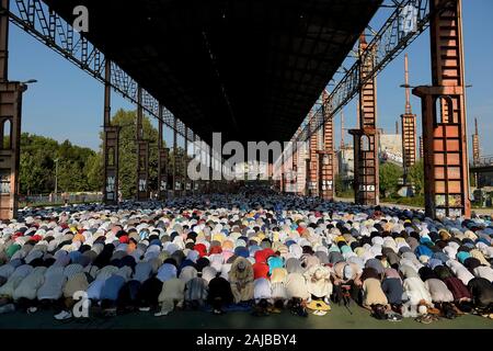 Torino, Italia - 21 August, 2018: i membri della comunità musulmana pregare in 'Parco Dora" come parte di Eid al-Adha celebrazioni. Eid al-Adha, chiamata anche "Festa del sacrificio", è il secondo di due festività Islamiche celebrato in tutto il mondo ogni anno. Credito: Nicolò Campo/Alamy Live News Foto Stock