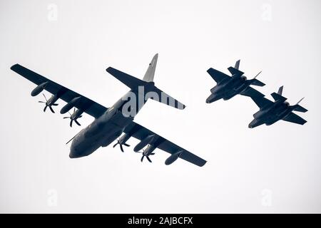 Torino, Italia - 04 September, 2019: Un Lockheed Martin C-130J Super Hercules e due Lockheed Martin F-35 Lightning II volo durante una militari aeronautiche esercizio di formazione. Il Lockheed Martin C-130J Super Hercules è un quattro motori a turboelica i velivoli militari da trasporto, la Lockheed Martin F-35 Lightning II è un multirole stealth fighter. Credito: Nicolò Campo/Alamy Live News Foto Stock