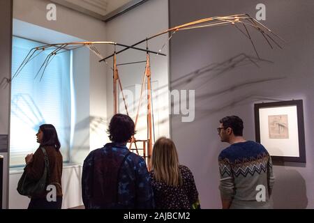 Torino, Italia - 19 April, 2019: visitatori vista da Leonardo Da Vinci " Macchina volante' durante la mostra "Leonardo da Vinci. Progettare il futuro". La mostra celebra il cinquecentesimo anniversario di Leonardo la morte. Credito: Nicolò Campo/Alamy Live News Foto Stock