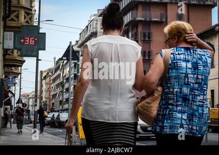 Torino, Italia - 24 July, 2019: un segno di una pharmarcy mostra una temperatura di 36 gradi Centigradi (97 gradi Fahrenheit). Un eccessivo riscaldamento spia è stato designato in 13 città italiane. Credito: Nicolò Campo/Alamy Live News Foto Stock