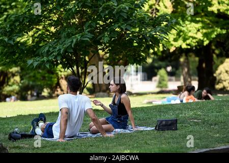 Torino, Italia - 24 July, 2019: le persone a rilassarsi all'ombra sotto un albero. Un eccessivo riscaldamento spia è stato designato in 13 città italiane. Credito: Nicolò Campo/Alamy Live News Foto Stock