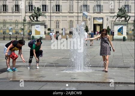 Torino, Italia - 24 July, 2019: persone aggiorna dall' con l'acqua di una fontana pubblica. Un eccessivo riscaldamento spia è stato designato in 13 città italiane. Credito: Nicolò Campo/Alamy Live News Foto Stock