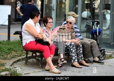 Torino, Italia - 24 July, 2019: un gruppo di persone anziane si rilassa in ombra. Un eccessivo riscaldamento spia è stato designato in 13 città italiane. Credito: Nicolò Campo/Alamy Live News Foto Stock