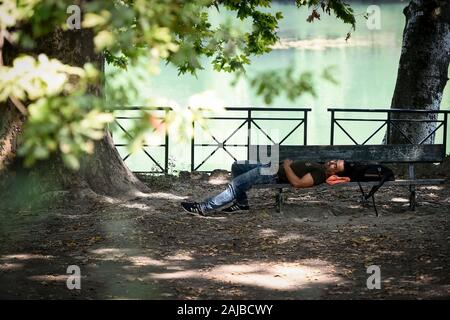 Torino, Italia - 24 July, 2019: un uomo dorme in ombra sotto un albero. Un eccessivo riscaldamento spia è stato designato in 13 città italiane. Credito: Nicolò Campo/Alamy Live News Foto Stock