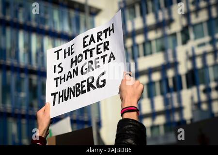 Torino, Italia - 29 November, 2019: un cartellone di lettura " La terra è più calda di Greta Thunberg' è visibile durante il 'venerdì per il futuro " dimostrazione nel mondo un clima sciopero contro inazione governativa verso la ripartizione del clima e inquinamento ambientale. Credito: Nicolò Campo/Alamy Live News Foto Stock