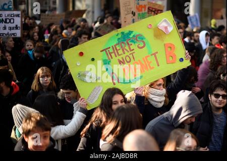 Torino, Italia - 29 November, 2019: manifestanti tenere Lettura della targhetta "non esiste un pianeta B' durante "il venerdì per il futuro " dimostrazione nel mondo un clima sciopero contro inazione governativa verso la ripartizione del clima e inquinamento ambientale. Credito: Nicolò Campo/Alamy Live News Foto Stock