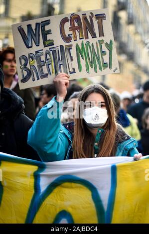 Torino, Italia - 29 November, 2019: Protester detiene il cartellone di lettura " non possiamo respirare soldi' durante "il venerdì per il futuro " dimostrazione nel mondo un clima sciopero contro inazione governativa verso la ripartizione del clima e inquinamento ambientale. Credito: Nicolò Campo/Alamy Live News Foto Stock