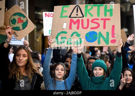 Torino, Italia - 29 November, 2019: manifestanti tenere Lettura della targhetta "Terra deve andare avanti!" durante "il venerdì per il futuro " dimostrazione nel mondo un clima sciopero contro inazione governativa verso la ripartizione del clima e inquinamento ambientale. Credito: Nicolò Campo/Alamy Live News Foto Stock