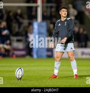 Il 3° gennaio 2020; AJ Bell Stadium, Salford, Lancashire, Inghilterra; Premiership Inglese Rugby, Vendita squali versus arlecchini; Marcus Smith di arlecchini guarda ai posti durante il warm up - uso editoriale Foto Stock