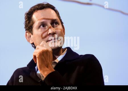 Torino, Italia - 08 November, 2019: John Elkann, presidente del FCA, Exor e Ferrari, guarda su mentre un design è proiettata sul suo volto al Festival della tecnologia (tecnologia Festival). Rumors detto John Elkann sarà il presidente della società fuse tra FCA (Chrysler Fiat Automobiles) e PSA (Groupe PSA). Credito: Nicolò Campo/Alamy Live News Foto Stock