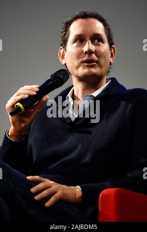 Torino, Italia - 08 November, 2019: John Elkann, presidente del FCA, Exor e Ferrari, parla sul palco durante il Festival della tecnologia (tecnologia Festival). Rumors detto John Elkann sarà il presidente della società fuse tra FCA (Chrysler Fiat Automobiles) e PSA (Groupe PSA). Credito: Nicolò Campo/Alamy Live News Foto Stock