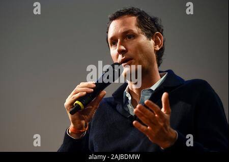 Torino, Italia - 08 November, 2019: John Elkann, presidente del FCA, Exor e Ferrari, parla sul palco durante il Festival della tecnologia (tecnologia Festival). Rumors detto John Elkann sarà il presidente della società fuse tra FCA (Chrysler Fiat Automobiles) e PSA (Groupe PSA). Credito: Nicolò Campo/Alamy Live News Foto Stock