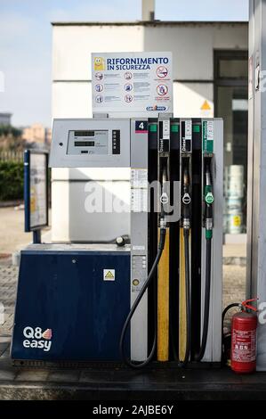 Torino, Italia - 06 November, 2019: le pompe di benzina sono visti in corrispondenza di una stazione di benzina. Organizzazioni Sindacali italiane chiamato una due giorni di stazione di benzina sciopero. L'azione è dovuta a nuove misure essendo portato dal governo, compresa l'introduzione della fatturazione elettronica. Credito: Nicolò Campo/Alamy Live News Foto Stock