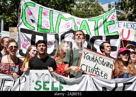 Lausanne, Svizzera - 09 August, 2019: un clima attivista detiene una lettura del segno "Gioventù sciopero clima 4' nella parte anteriore di un banner di lettura "giustizia climatica" durante un venerdì di sciopero in futuro per la protezione del clima che è parte del 'SMILE per futuri' dell'evento. Più di 450 giovani attivisti del clima provenienti da diversi paesi europei si sono riuniti per partecipare al vertice "miglio per il futuro", che sta per un incontro estivo in Europa di Losanna. Obiettivo del vertice è quello di rafforzare i legami tra i partecipanti della gioventù europea clima movimento di sciopero e di definire il futuro della mobilitazione contro il cl Foto Stock