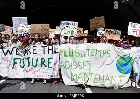 Lausanne, Svizzera - 09 August, 2019: Clima attivisti frequentare un venerdì di sciopero in futuro per la protezione del clima che è parte del 'SMILE per futuri' dell'evento. Più di 450 giovani attivisti del clima provenienti da diversi paesi europei si sono riuniti per partecipare al vertice "miglio per il futuro", che sta per un incontro estivo in Europa di Losanna. Obiettivo del vertice è quello di rafforzare i legami tra i partecipanti della gioventù europea clima movimento di sciopero e di definire il futuro della mobilitazione contro il cambiamento climatico. Credito: Nicolò Campo/Alamy Live News Foto Stock