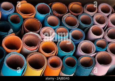 Colorati campione di pelle rotoli Foto Stock