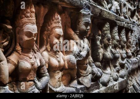 Terrazza del Lebbroso re a Angkor Thom, Siem Reap, Cambogia. Close up dettaglio di antico bassorilievo incisioni sul muro. Foto Stock