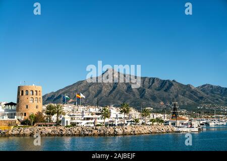 23 Dicembre 2019 - Puerto Banus, Spagna. Marina di lusso situato in Nueva Andalucia a sud-ovest di Marbella sulla Costa del Sol. Foto Stock