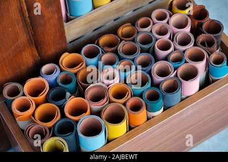 Colorati campione di pelle rotoli Foto Stock