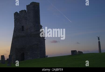 Tramonto a Aberystwyth del XII secolo castello Foto Stock