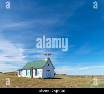 Vecchia chiesa clapboard su Scenic Byway 1806 (Native American Scenic Byway) al di fuori di Pierre, Dakota del Sud, STATI UNITI D'AMERICA Foto Stock