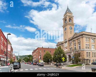 Vista giù per la strada principale del centro cittadino, con City Hall a destra, Montpelier, Vermont, USA Foto Stock