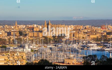 Palma de Mallorca - Il paesaggio urbano della città nella luce della sera con la cattedrale La Seu. Foto Stock