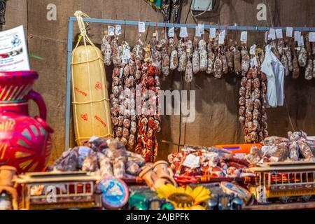 Catania, Italia - 29 Settembre 2017: negozio con un enorme varietà di salsicce. Foto Stock