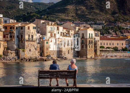 Cefalù, Italia - 30 Settembre 2017: Serata attraente paesaggio urbano della città di Cefalu. Incredibile tramonto sul mare mediterraneo a Catania Sicilia, Italia. Foto Stock