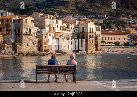 Cefalù, Italia - 30 Settembre 2017: Serata attraente paesaggio urbano della città di Cefalu. Incredibile tramonto sul mare mediterraneo a Catania Sicilia, Italia. Foto Stock