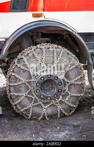 Catania, Italia - 29 Settembre 2017: ruota di veicolo con catene in corrispondenza dell'Etna a Catania Sicilia, Italia. Foto Stock