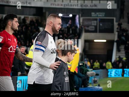 Derby, Regno Unito. 02Jan, 2020. Wayne Rooney (Player-Coach) di Derby County conduce fuori il suo team come capitano al suo debutto durante il cielo di scommessa match del campionato tra Derby County e Barnsley al Ipro Stadium, Derby, in Inghilterra il 2 gennaio 2020. Foto di Andy Rowland. Credito: prime immagini multimediali/Alamy Live News Foto Stock