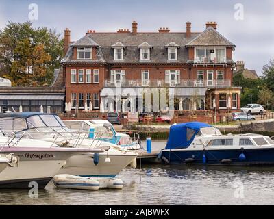 OULTON BROAD, SUFFOLK: barche ormeggiate di fronte del Wherry Hotel Foto Stock